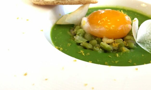 Soupe de petits pois et pois cassés, œuf cuit au sel