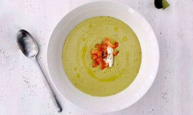 Velouté de pois cassés au lait de coco et à la truite fumée