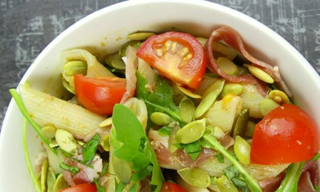 Salade de penne au pesto et graines de courge