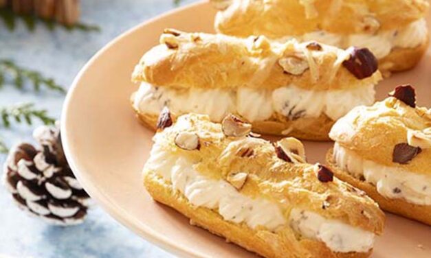 Mini éclairs salés farcis à la crème de morille et noisettes grillées