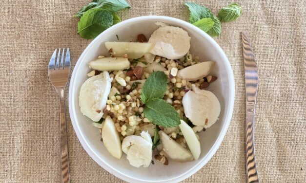 Salade de fregola, pêche et mozzarella