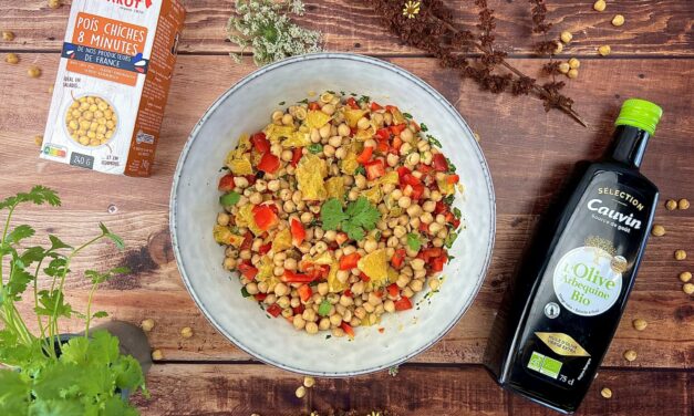 Chickpea salad with peppers, orange and coriander