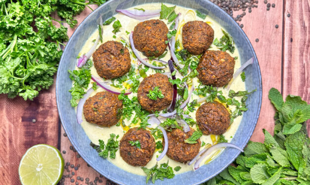 Boulettes de Lentille verte du Puy A.O.P. et sauce onctueuse au curry et citron
