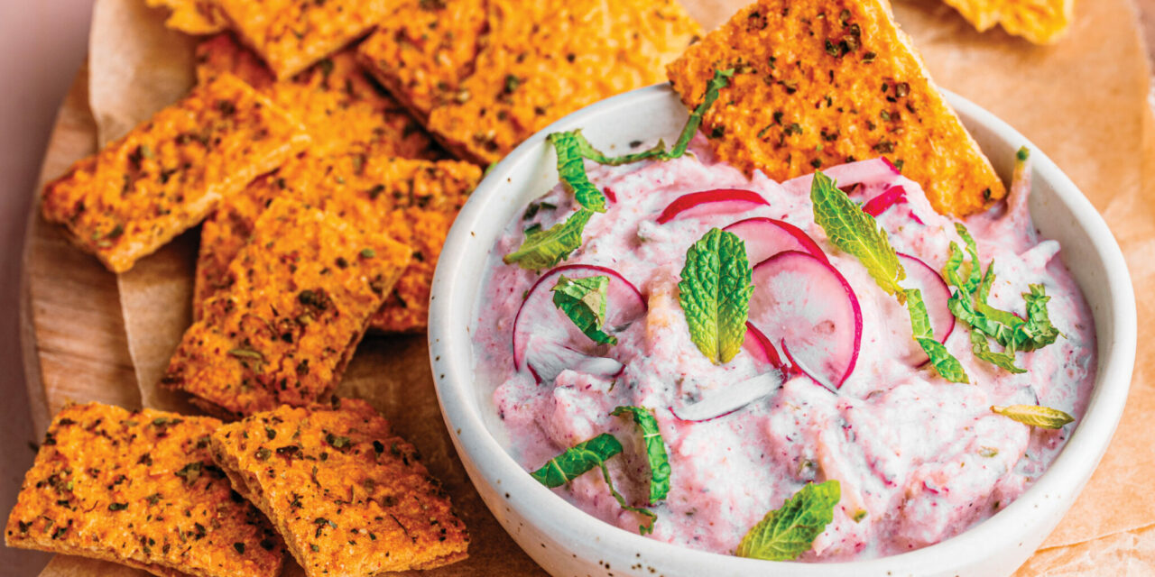 Crackers de lentilles blondes au romarin, tartinade radis, chèvre et menthe