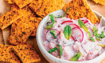 Crackers de lentilles blondes au romarin, tartinade radis, chèvre et menthe