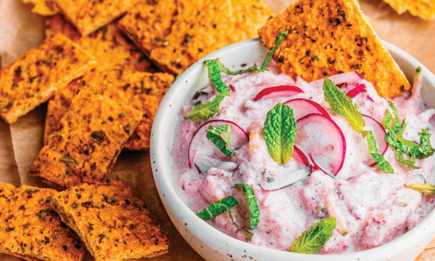 Crackers de lentilles blondes au romarin, tartinade radis, chèvre et menthe