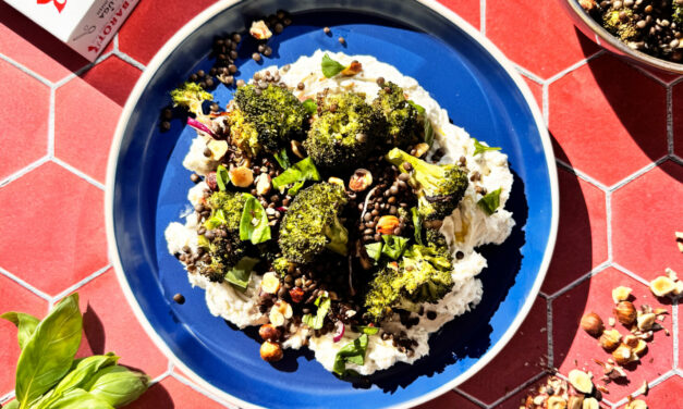 Salade de lentilles beluga, brocoli rôti & crème de gorgonzola