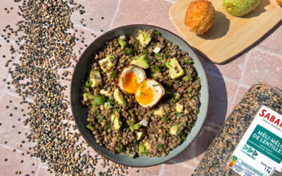 Méli-Mélo de lentilles en salade, avocats et œufs mollets panés