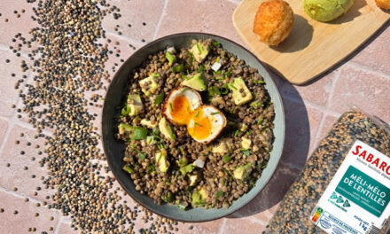 Méli-Mélo de lentilles en salade, avocats et œufs mollets panés