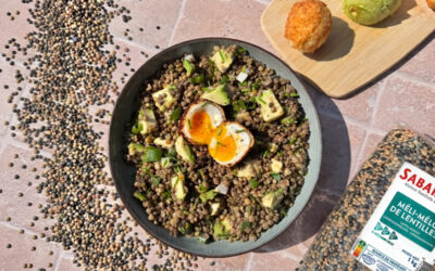 Méli-Mélo de lentilles en salade, avocats et œufs mollets panés