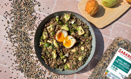 Méli-Mélo de lentilles en salade, avocats et œufs mollets panés
